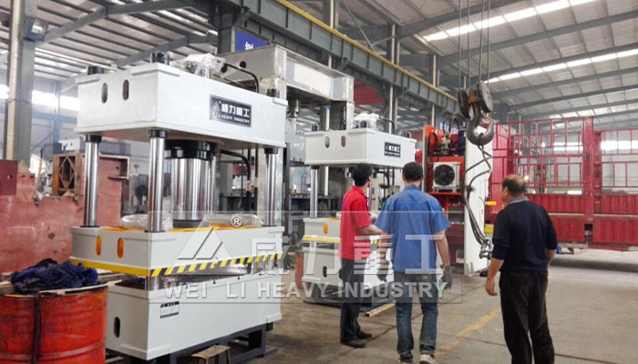 200t四柱液壓機(jī)客戶驗機(jī)