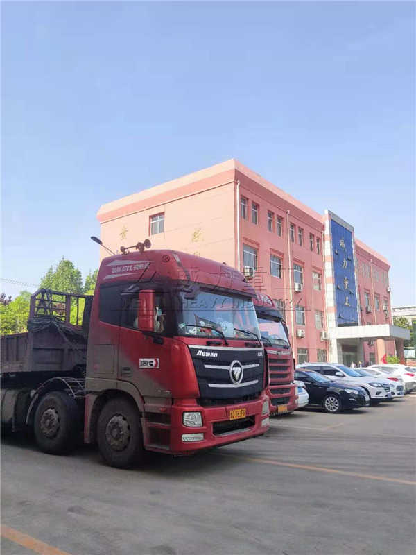 磁性材料成型液壓機(jī)裝車(chē)發(fā)貨