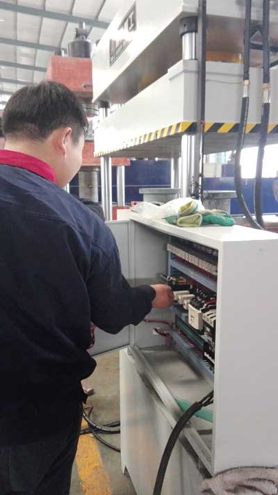 紙張壓花液壓機(jī)客戶來廠考察