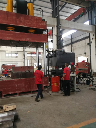 石墨壓塊成型液壓機調(diào)試