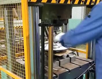 鹽環(huán)成型伺服液壓機